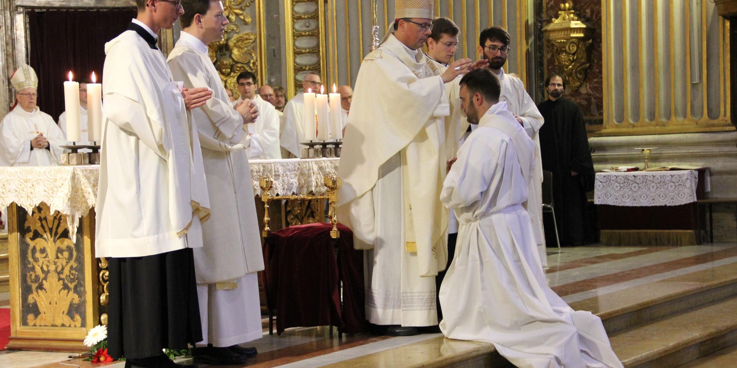Bischof Ackermann weiht Lück zum Priester.
