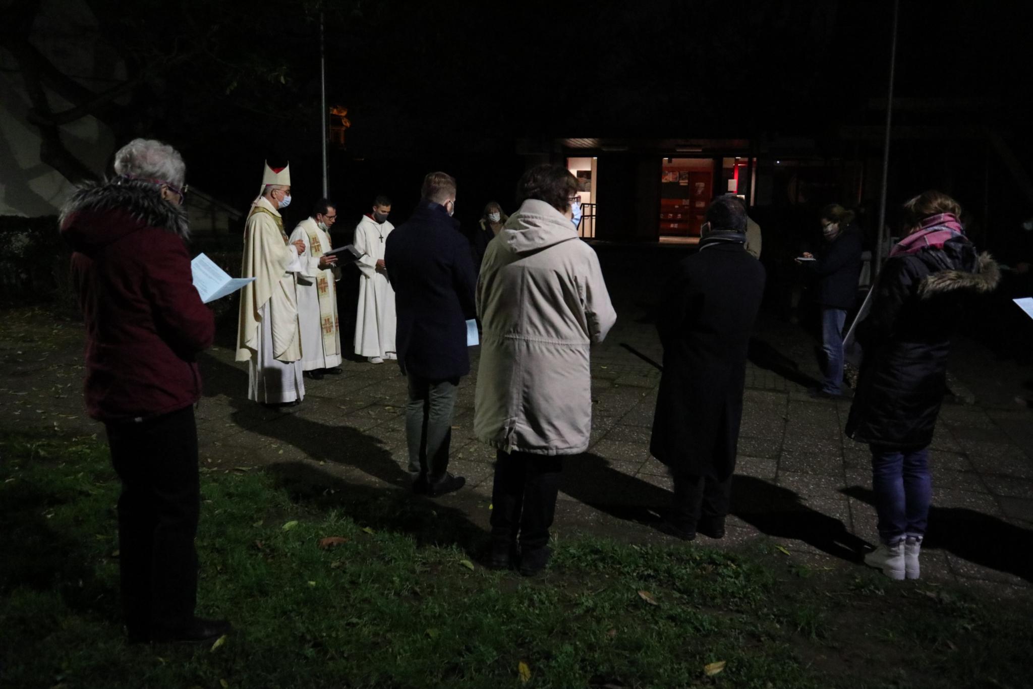 Eine Corona-bedingt kleine Gruppe hatte sich zu einer Statio vor St. Marien versammelt. Foto: Julia Fröder/Bistum Trier