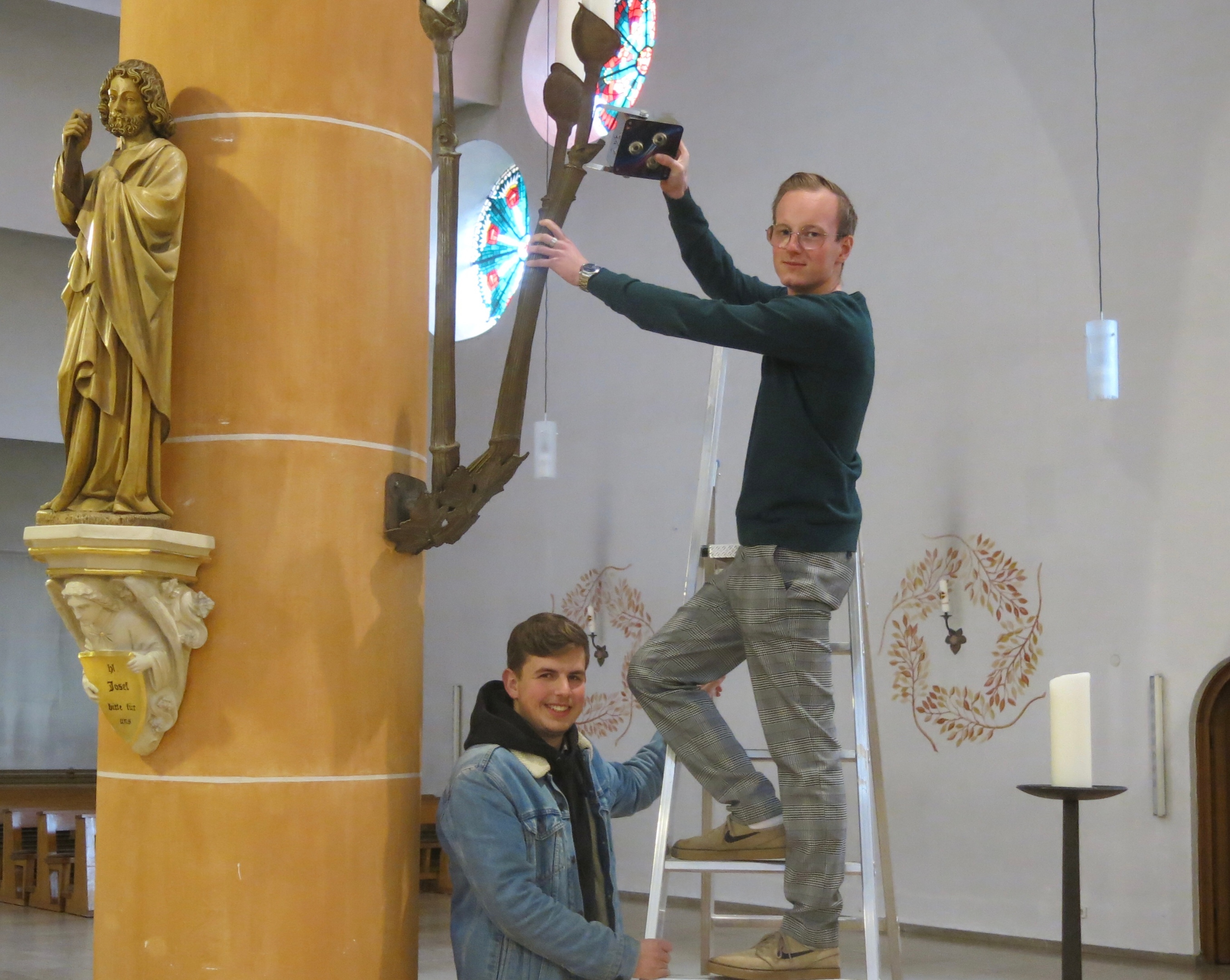 Moderne LED-Beleuchtung wird für jeden Profil-Gottesdienst speziell angebracht: Joshua Coombes und Johannes Kohl. Foto: Klaus Friedrich