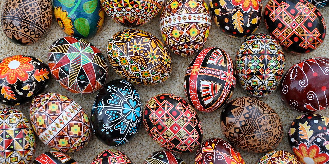 Die Pysanky (Ukrainisch) sind kunstfertig mit Bienenwachs beschriebene Ostereier. Die Tradition wachs-bemalter Eier gibt es auch in Russland, Weißrussland, Serbien, Bulgarien, Rumänien oder Tschechien. Um die Herstellung gibt es viele eigene Rituale und Traditionen.