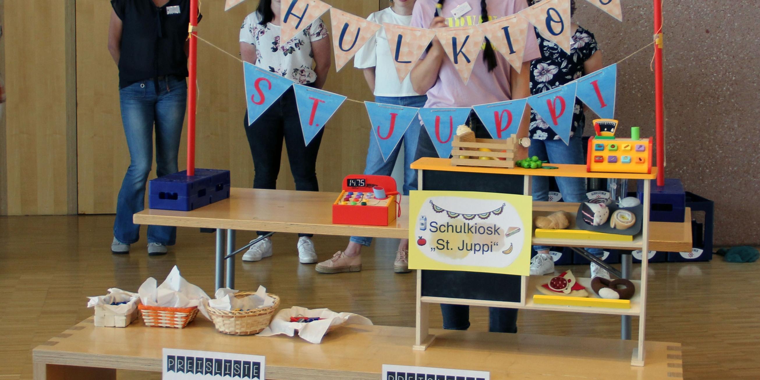 Die Förderschule St. Josef wählte einen spielerischen Ansatz zur Vorstellung des Qualitätsprozesses: Ein kleines Theaterstück. Lehrerin Sarah Breitmeier schlüpfte dafür in die Rolle der Schulsprecherin.