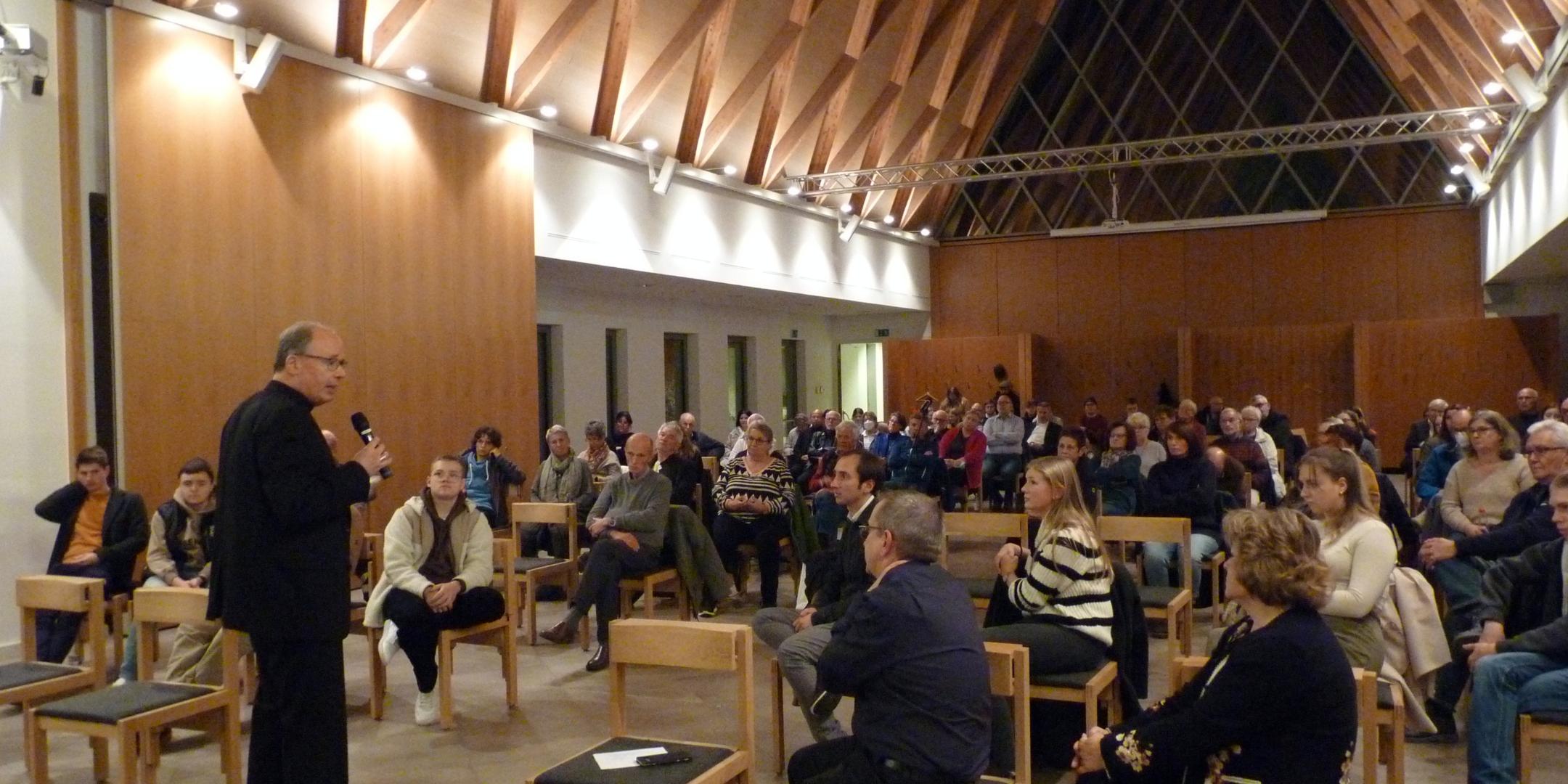 Bischof Stephan Ackermann diskutiert mit Kirchenmitgliedern in Neunkirchen-Wellesweiler über die Zukunft der Kirche. Foto: Oliver Hilt
