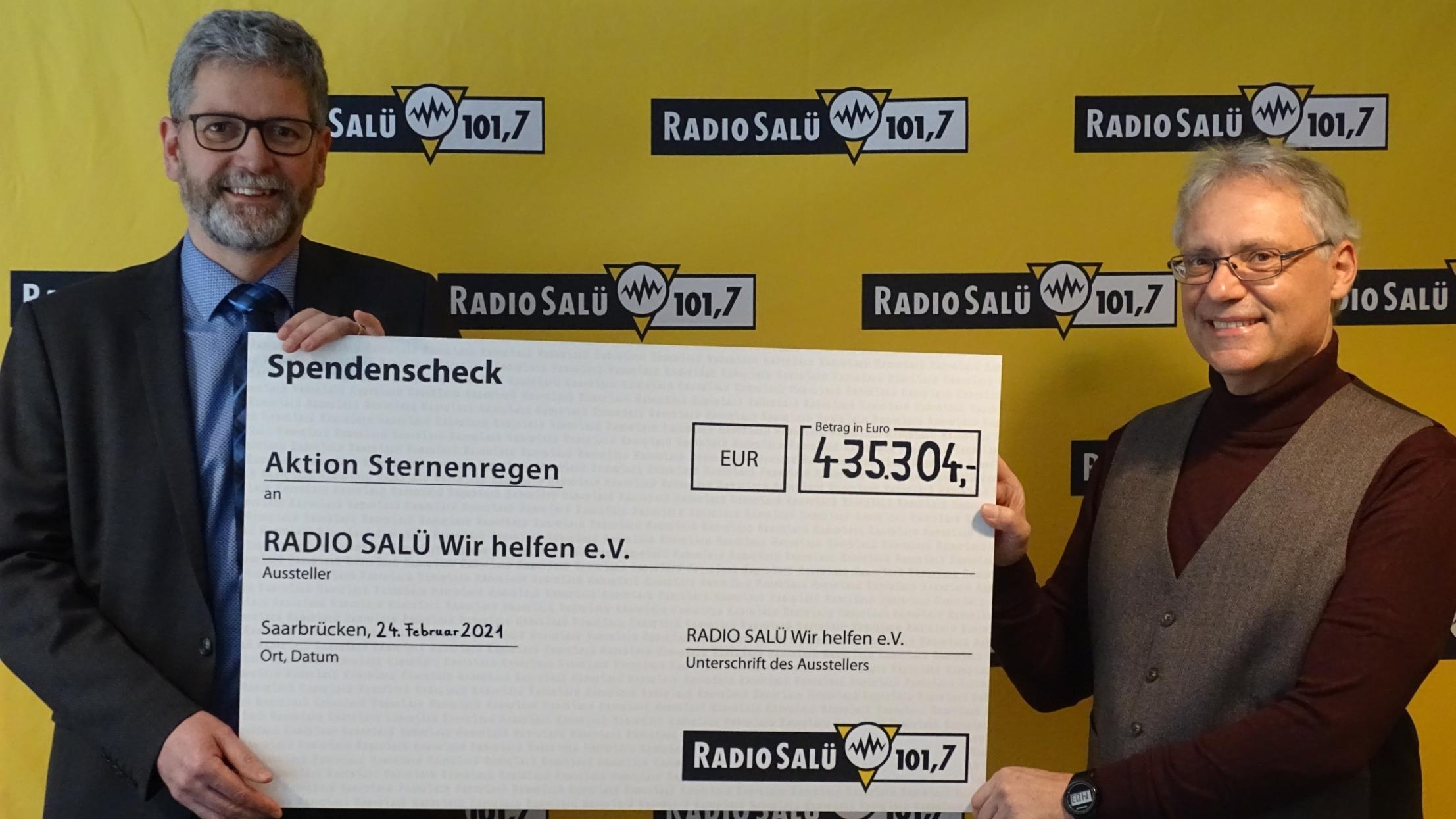 Michael Mezödi (Geschäftsführer RADIO SALÜ) und Wolfgang Glitt (Vorsitzender des Vereins RADIO SALÜ Wir helfen e.V.) bei der symbolischen Scheckübergabe. Foto: Radio Salü