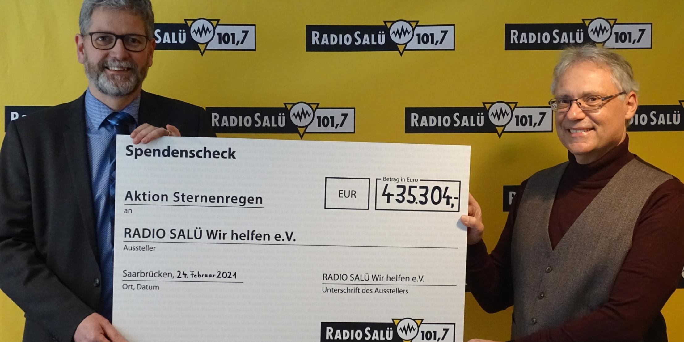 Michael Mezödi (Geschäftsführer RADIO SALÜ) und Wolfgang Glitt (Vorsitzender des Vereins RADIO SALÜ Wir helfen e.V.) bei der symbolischen Scheckübergabe. Foto: Radio Salü