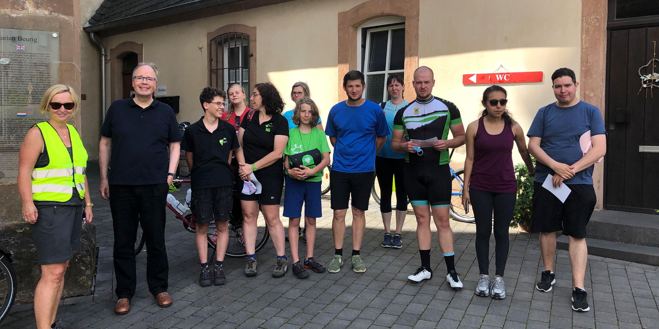 Bischof Ackermann (2.v.l.) radelte mit nach Saarburg-Beurig.