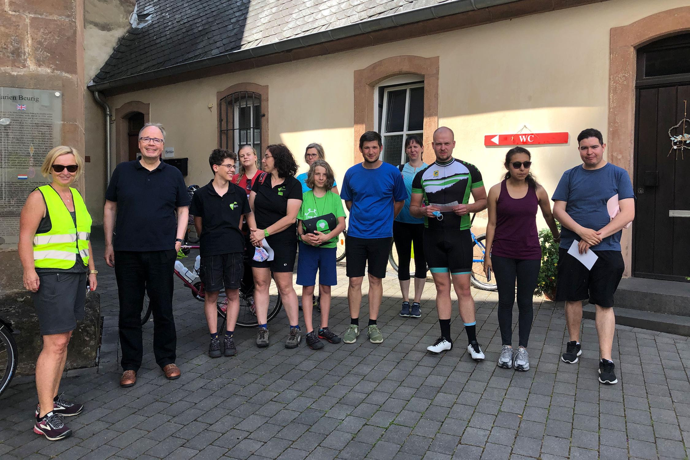 Bischof Ackermann (2.v.l.) radelte mit nach Saarburg-Beurig.