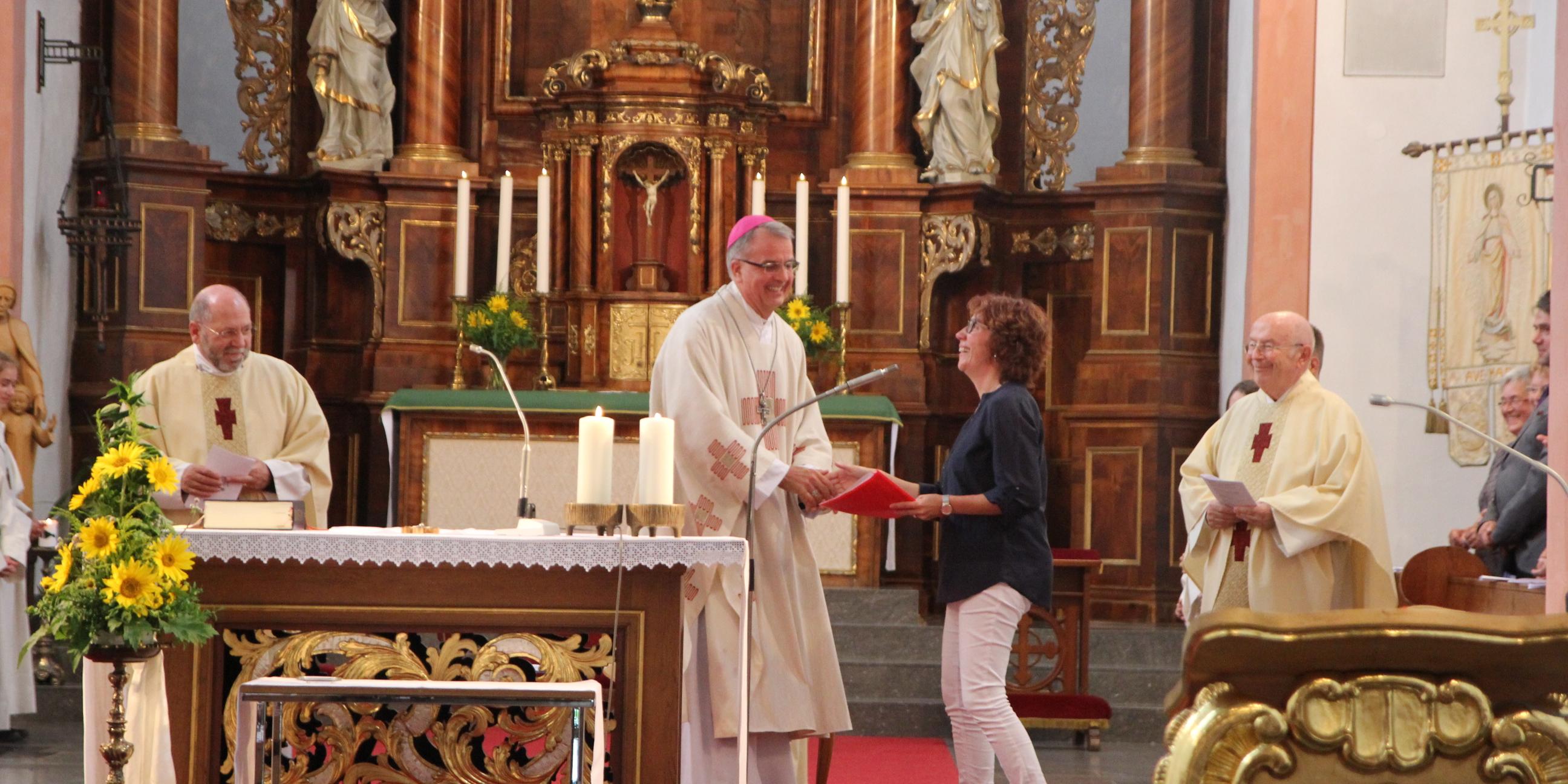 Pfarrgemeinderatsvorsitzende Roswitha Schmidt bei der Begrüßung von Weihbischof Jörg Michael Peters.
