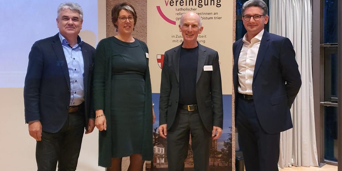 v.l.n.r.: Albrecht Adam (Leiter der Abteilung Schule und Hochschule im Bischöflichen Generalvikariat), Kerstin Schmitz-Stuhlträger (Vorsitzende VkRG), Dr. Gerhard Thiele (Astronaut und Physiker), Patrick Wilhelmy (Arbeitsbereich Religionsunterricht und Schulpastoral im Bischöflichen Generalvikariat). Foto: Rafael Groß