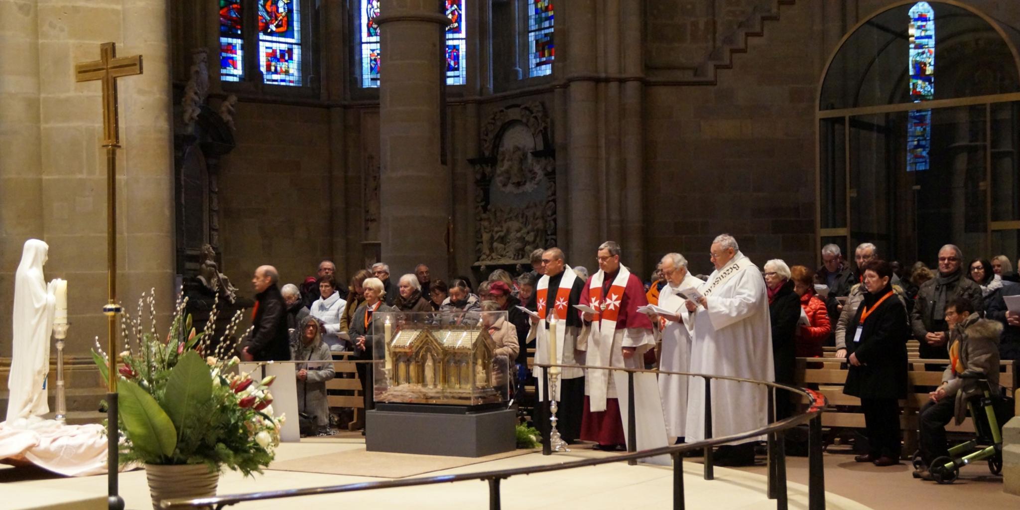 Die Krankenwallfahrt der Malteser endet mit einer Andacht am Reliquienschrein der heiligen Bernadette in der Trierer Liebfrauenbasilika, zelebriert von Generalvikar von Plettenberg (vorne Dritter von rechts).