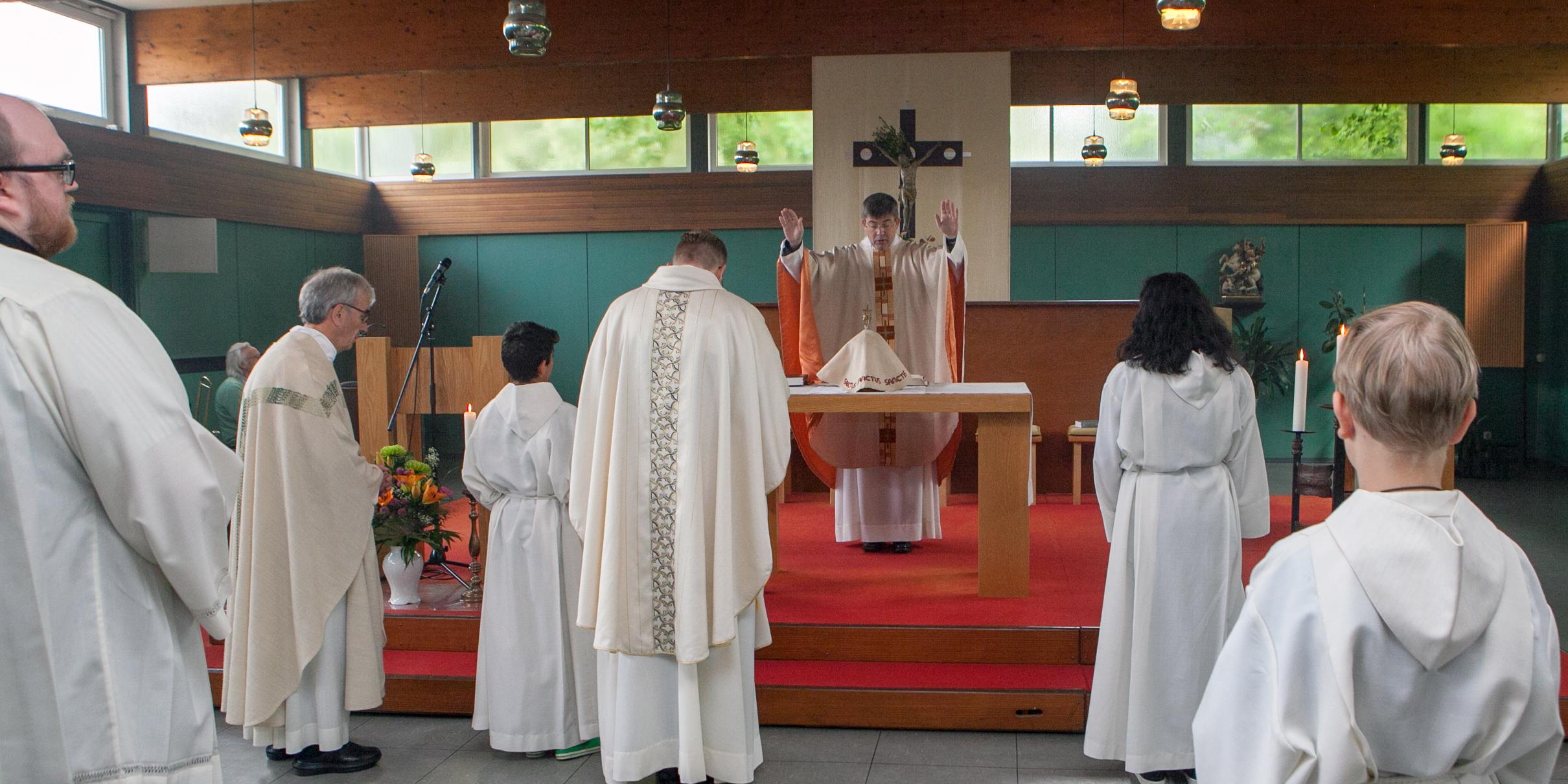 Vor dem Auszug aus der Martinskapelle segnete Dechant Achim Thieser ein letztes Mal die Gemeinde in St. Martin.