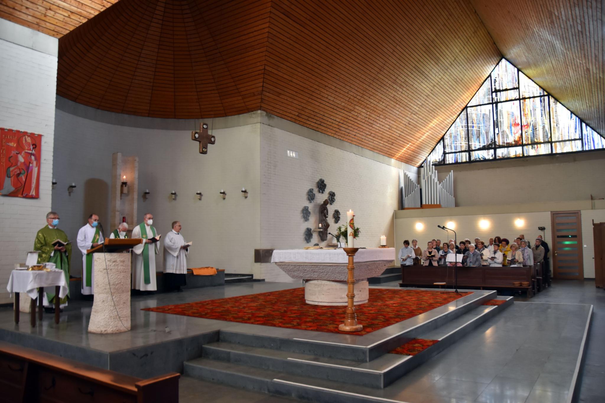 Zum letzten Mal feierten rund 200 Gläubige in der katholischen Kirche von Remmesweiler die Heilige Messe. Die Eucharistie zelebrierte Pastor Klaus Leist mit Kooperator Bernhard Zöllner, Pfarrer im Ruhestand Erwin Recktenwald und Diakon Andreas Czulak. Foto: Ute Kirch