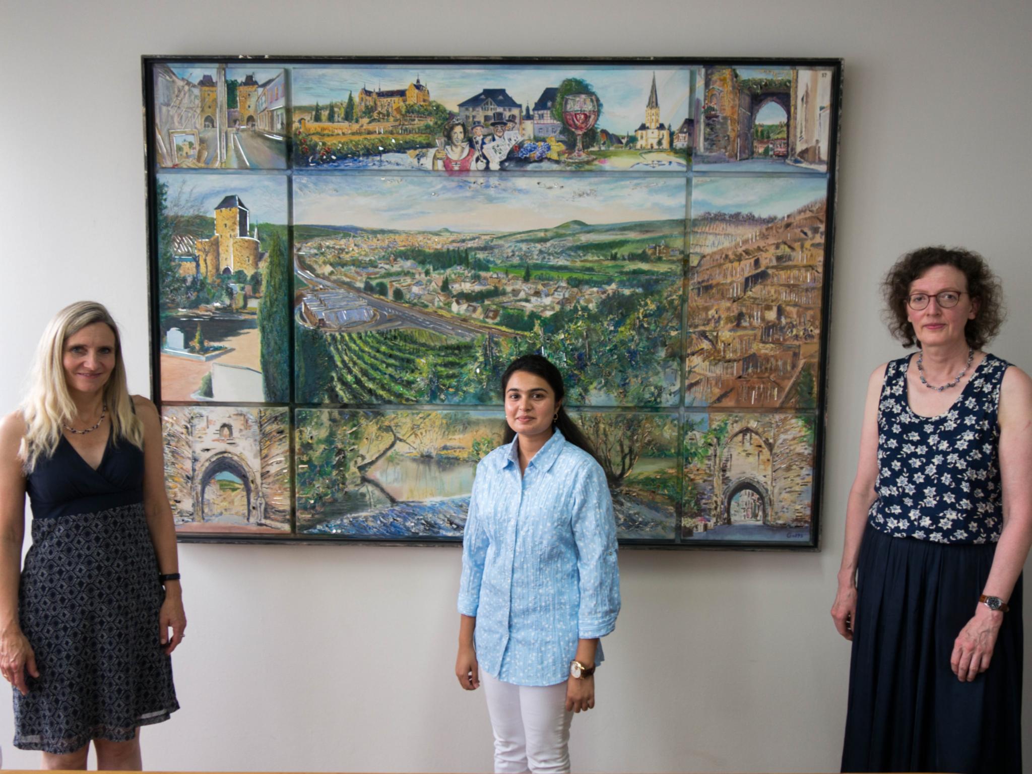 Sneeta Hameed zusammen mit ihrer Lehrerin Susanne Alertz (re.) und Schulleiterin Annette Gies (li.)
