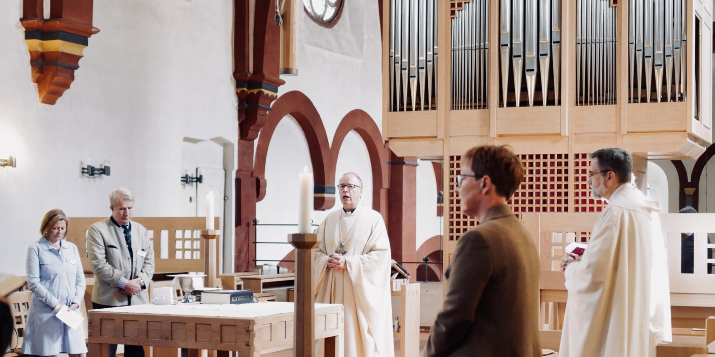 Ritter und Damen des Ordens mit Bischof Dr. Stephan Ackermann (Mitte) und dem Prior der Komturei, Dechant Thomas Darscheid (re.)