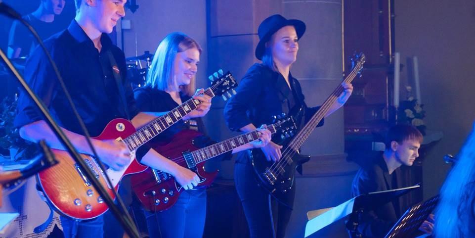 Gitarren und Bass sorgen für den rockigen Sound