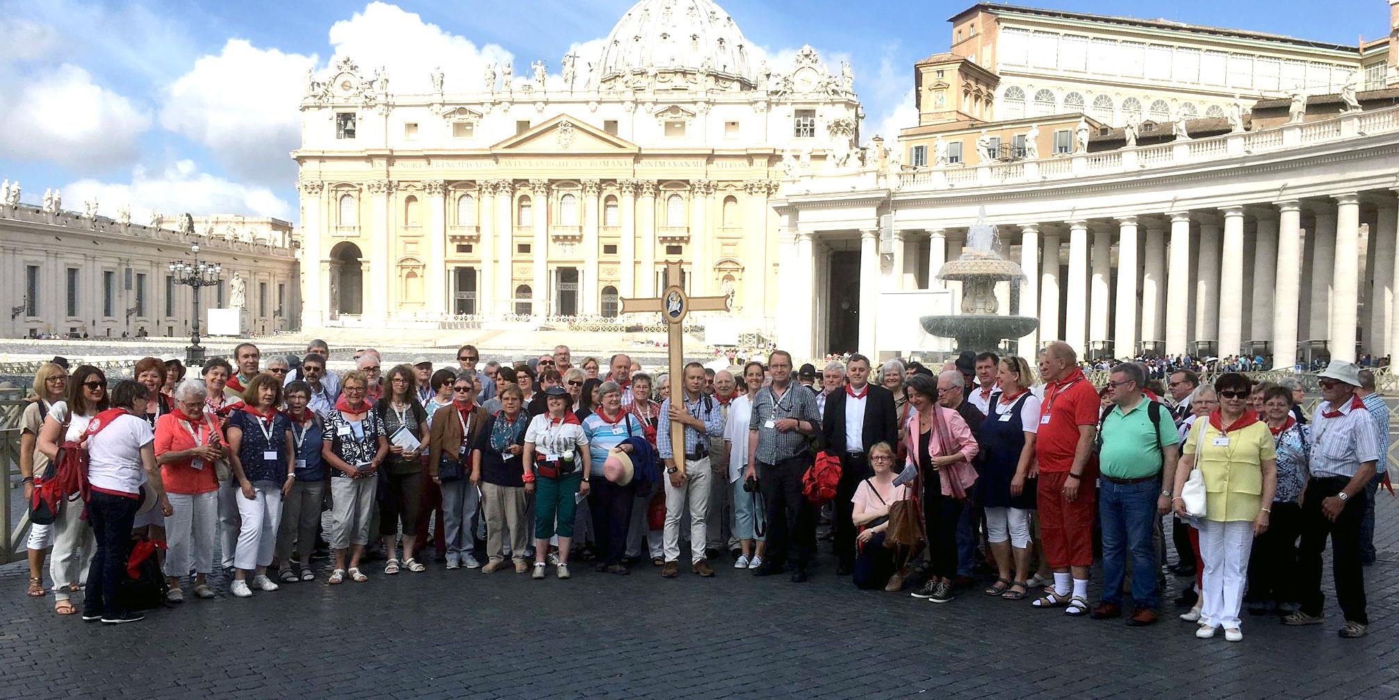 Einige der Pilger vor dem Petersdom.