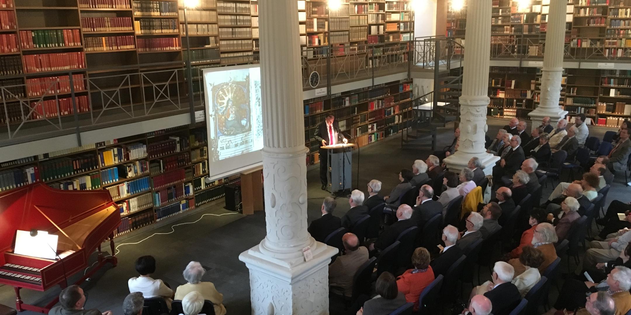 Zahlreiche Gäste sind zur Ausstellungseröffnung gekommen.