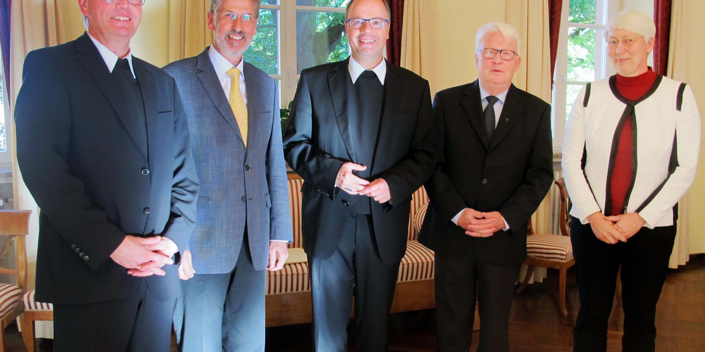 Bischof Dr. Stephan Ackermann (Mitte) verabschiedet Prälat Werner Rössel (2.v.li.) im Beisein von Dr. Monica Sinderhauf (re.), Generalvikar Dr. Ulrich Graf von Plettenberg (li.) und Ludwig Kuhn.