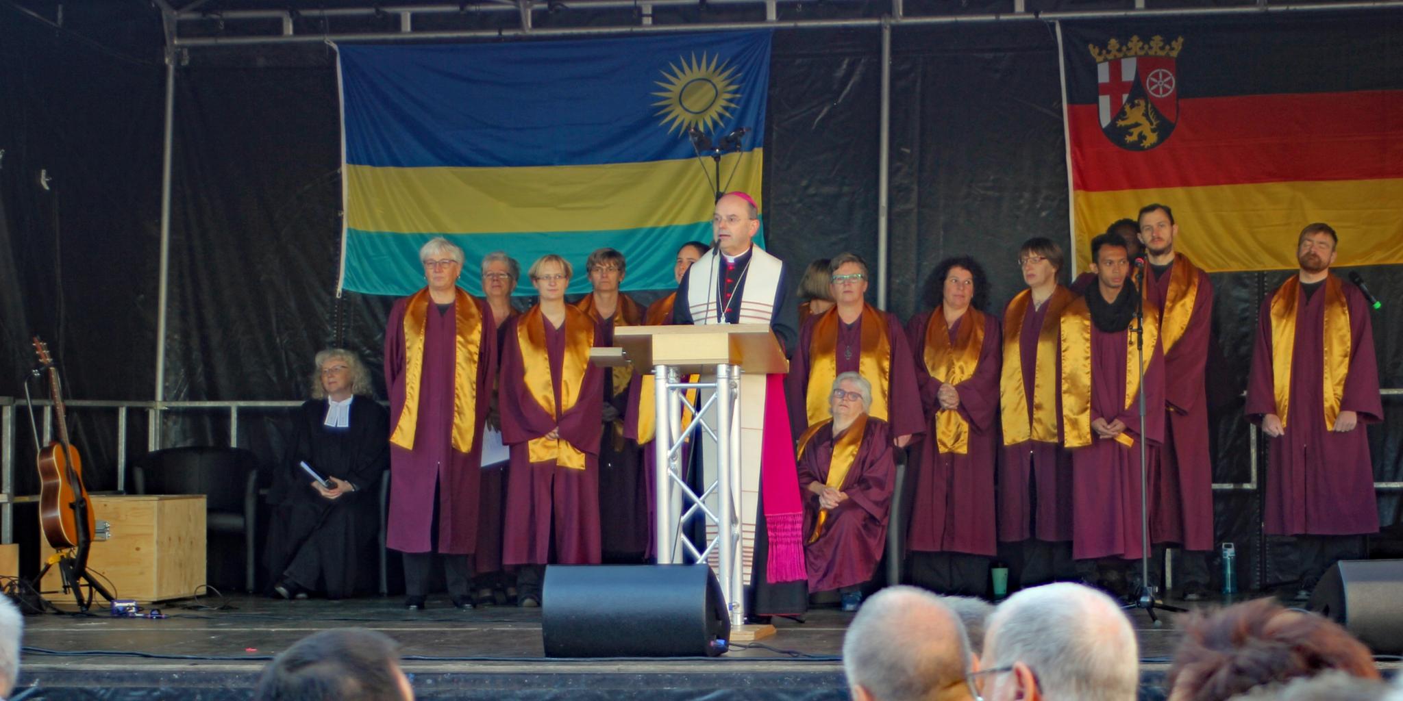 Weihbischof Robert Brahm und Pfarrerin Sabine Meckelburg (ganz links) beim gemeinsamen Gottesdienst
