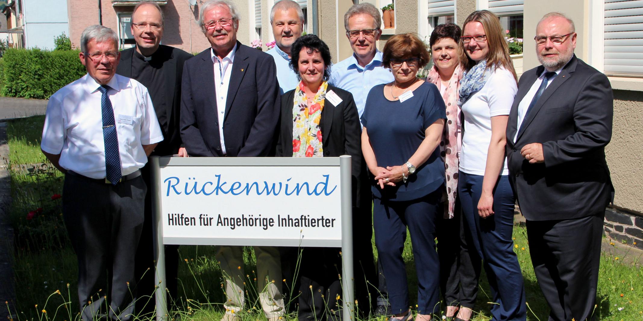 Bischof Ackemann (2vl) hat das Projekt Rückenwind besucht. Mit dabei (vlnr): Hans Peter Pesch (Projektleiter SKM), Rolf Richartz (SKM), Thomas Reichert (Gefängnisseelsorge), Stefanie Löwen (Diözesanreferentin SKM), Josef Heinz (Ehrenamtlicher), Renate Becker (Ehrenamtliche), Doris Fass (Bistum Trier), Melanie Bonifas (Geschäftsstellenleitung Rückenwind), Dieter Burgard (Bürgerbeauftragter SKFM).