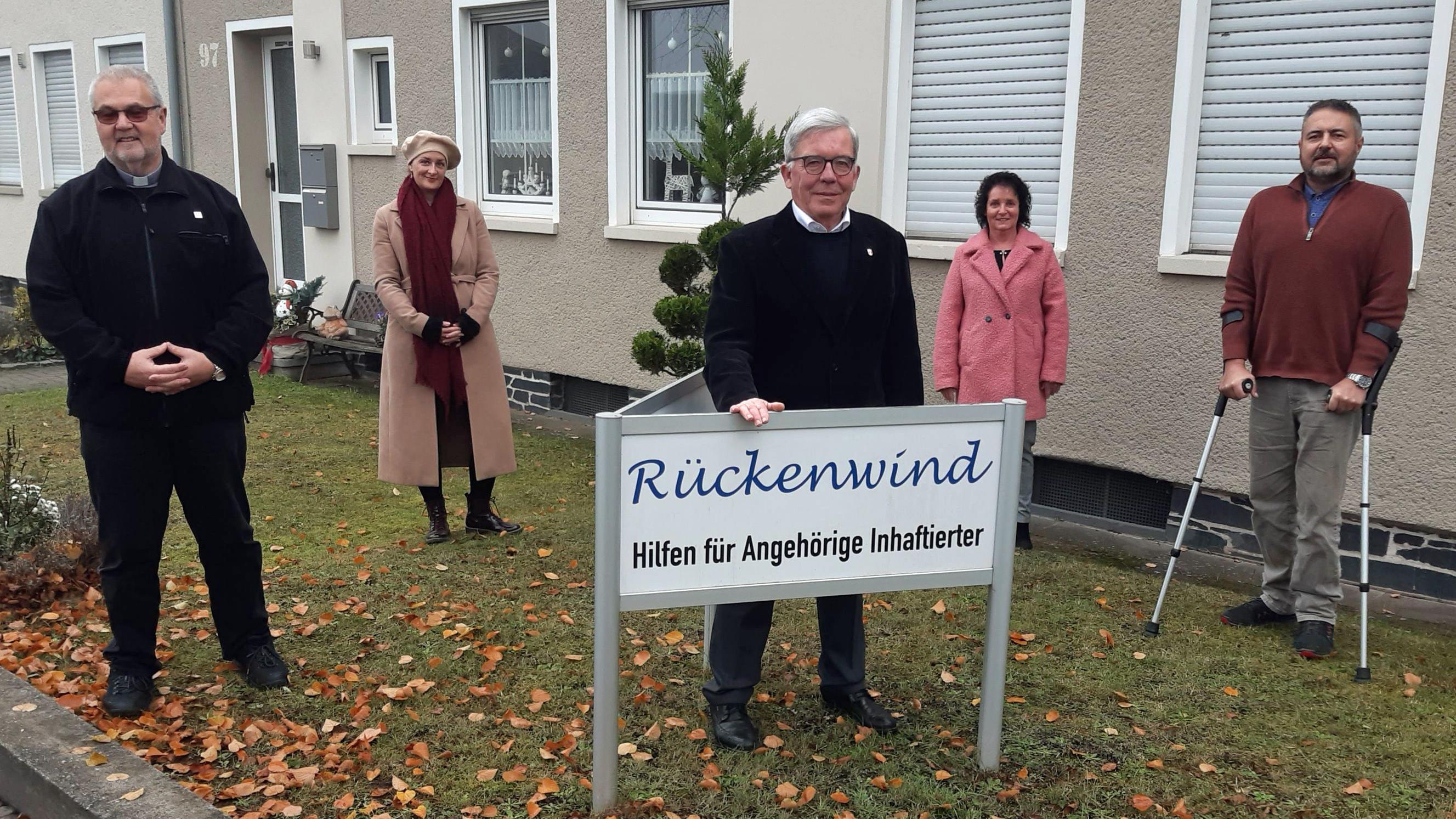 Thomas Reichert (Gefängnisseelsorger, Geistlicher Begleiter SKM, Wittlich), Sarah Horn (Geschäftsstellenleiterin Rückenwind Hilfen für Angehörige Inhaftierter, Wittlich), Hans-Peter Pesch (ehrenamtlicher Projektleiter Rückenwind Hilfen für Angehörige Inhaftierter, Wittlich), Stefanie Löwen (Referentin, SKM Diözesanverein Trier e.V.), Helmut Müller (1. Vorsitzender SKM Diözesanverein Trier e.V.). (Foto: privat)