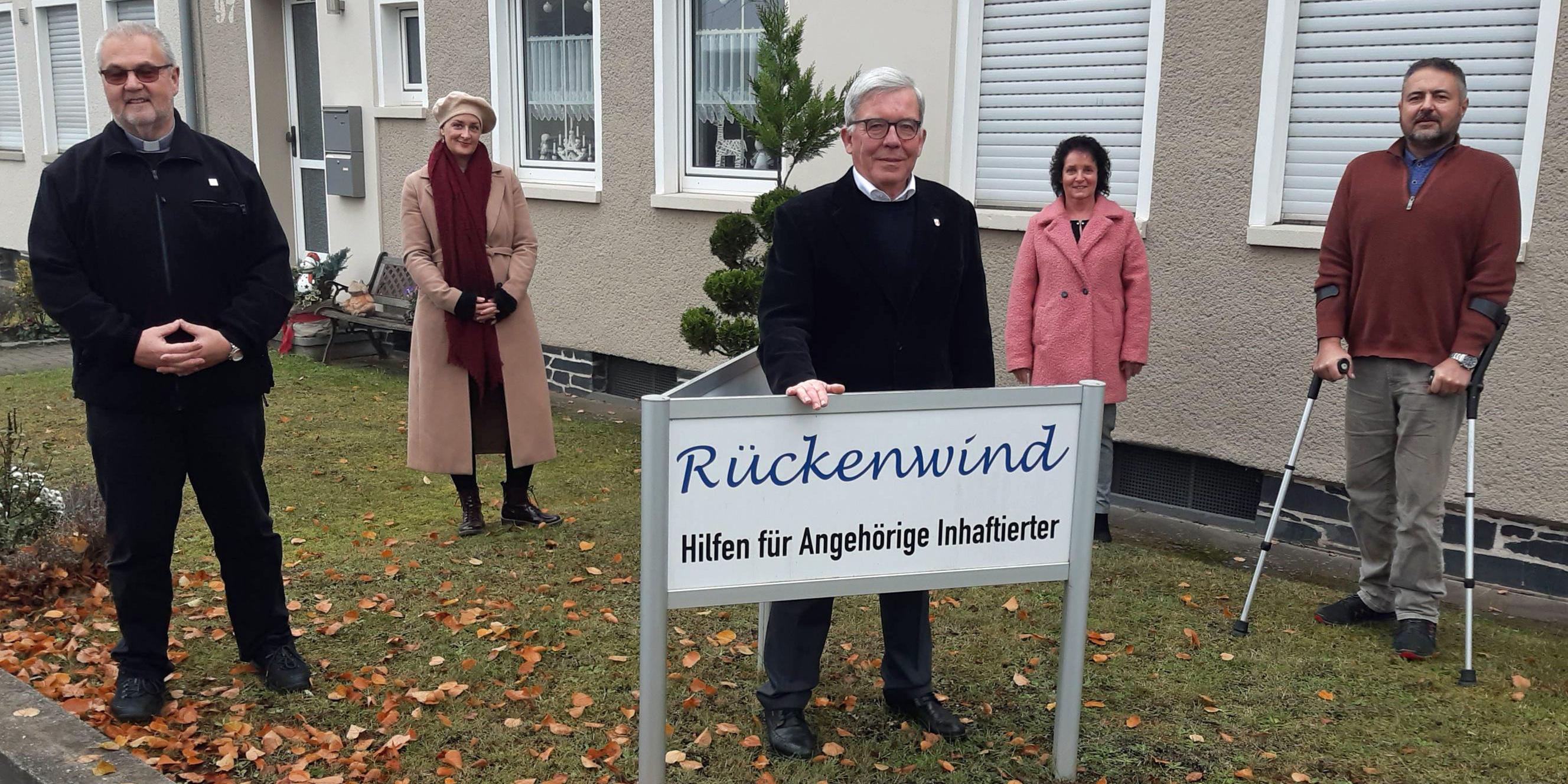 Thomas Reichert (Gefängnisseelsorger, Geistlicher Begleiter SKM, Wittlich), Sarah Horn (Geschäftsstellenleiterin Rückenwind Hilfen für Angehörige Inhaftierter, Wittlich), Hans-Peter Pesch (ehrenamtlicher Projektleiter Rückenwind Hilfen für Angehörige Inhaftierter, Wittlich), Stefanie Löwen (Referentin, SKM Diözesanverein Trier e.V.), Helmut Müller (1. Vorsitzender SKM Diözesanverein Trier e.V.). (Foto: privat)