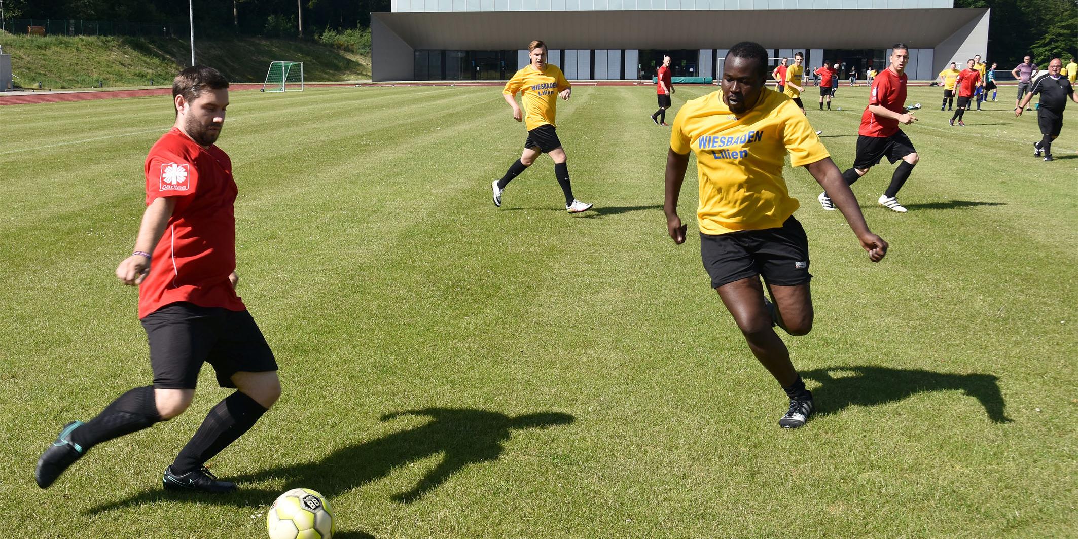 Das Team 'Bruder-Konrad-Haus' (rot) gegen die 'Lilienkicker' aus Wiesbaden (gelb). Am Ende gewannen die Wiesbadener mit 1:2.