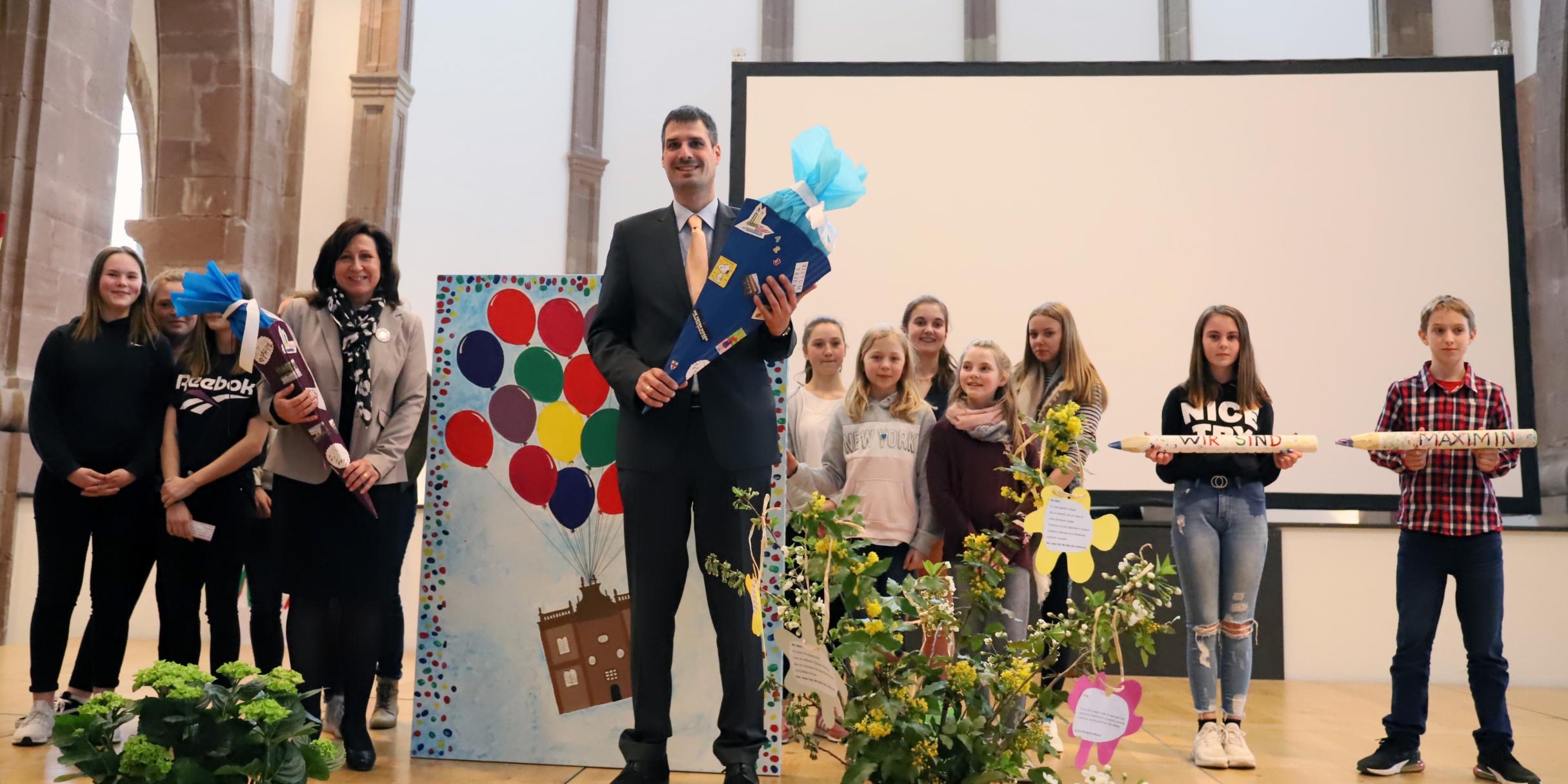 Der neue Rektor Andreas Hochhalter erhält zur Einführung eine Schultüte. Links daneben Konrektorin Sandra Klopp