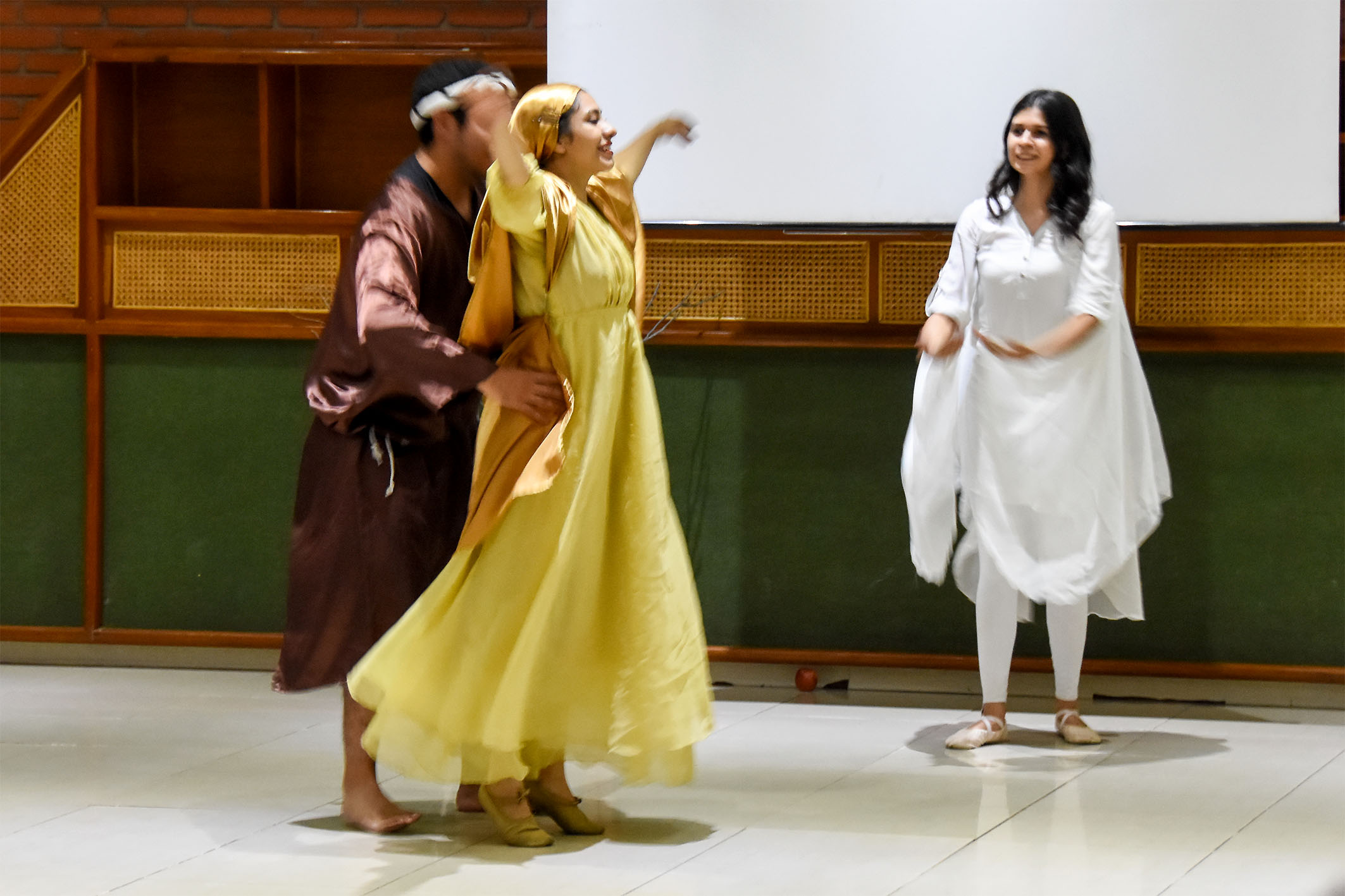 ...eine Ballettklasse tanzte Szenen aus der Bibel...