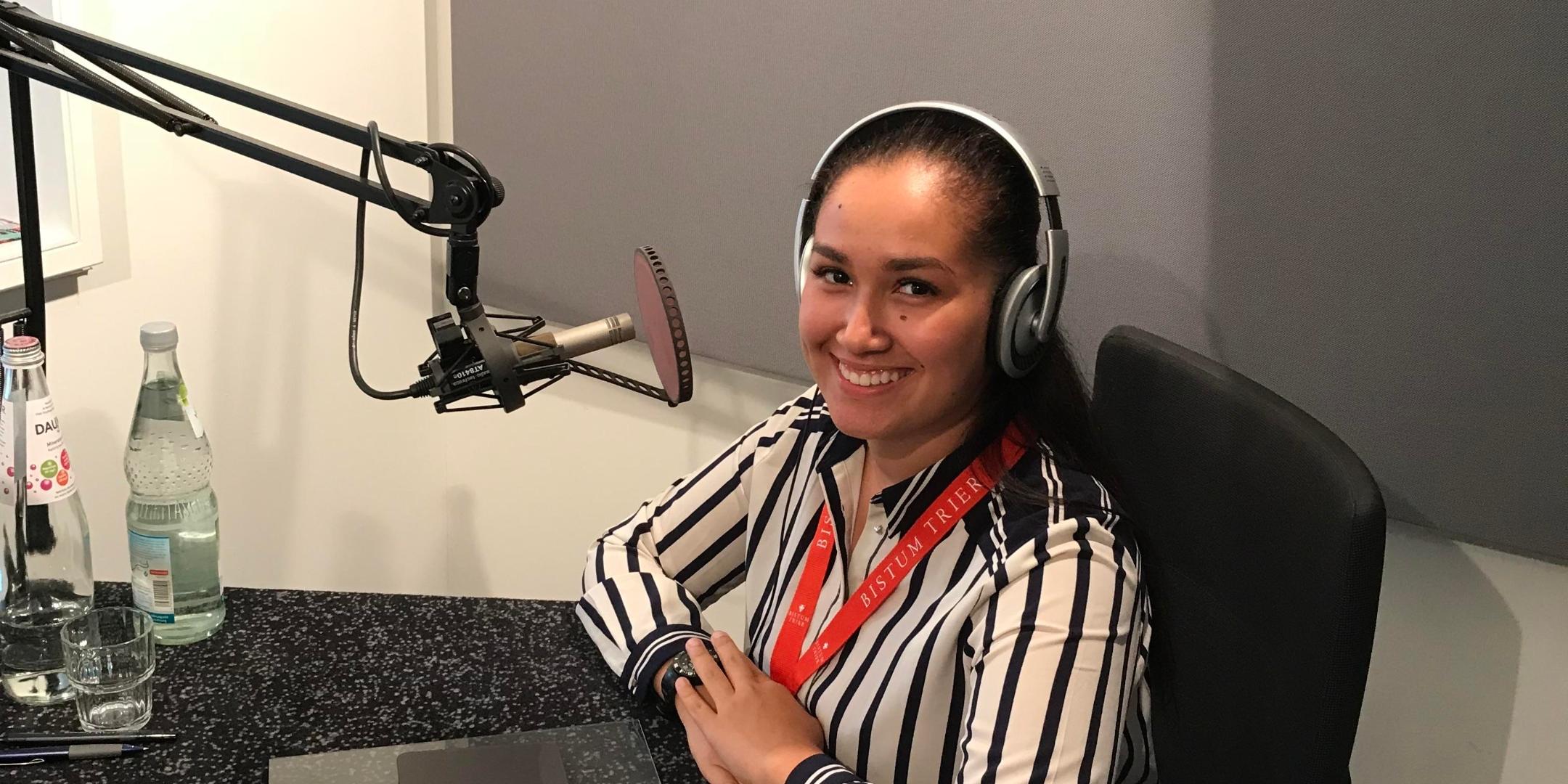 FSJ'lerin Sarah Schulze bei ihrer Arbeit im Tonstudio der Trierischen Tonpost