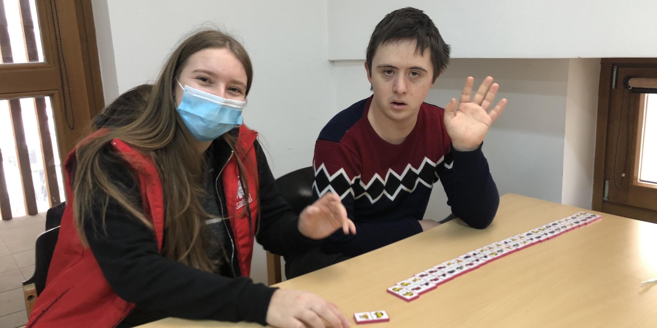 Sarah Willems mit einem Klienten der Caritas-Einrichtung. (Foto: privat)