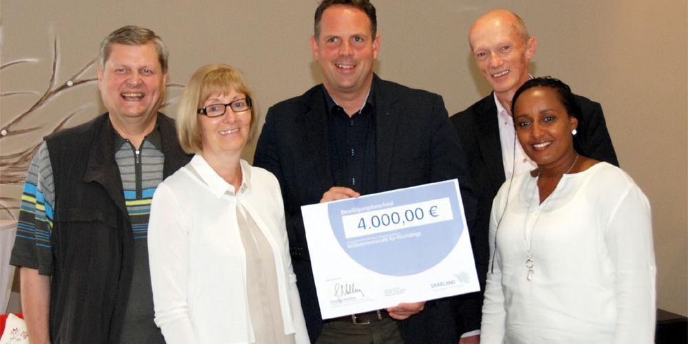 vlnr.: Hermann Scharf MdL, Irene Zerfaß von der St. Wendeler Caritas, Staatssekretär Stephan Kolling, Caritasdirektor Michael Schütz und Café-Leiterin Ghedem Tesfaghergish