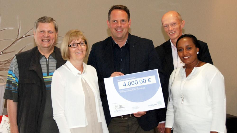 vlnr.: Hermann Scharf MdL, Irene Zerfaß von der St. Wendeler Caritas, Staatssekretär Stephan Kolling, Caritasdirektor Michael Schütz und Café-Leiterin Ghedem Tesfaghergish