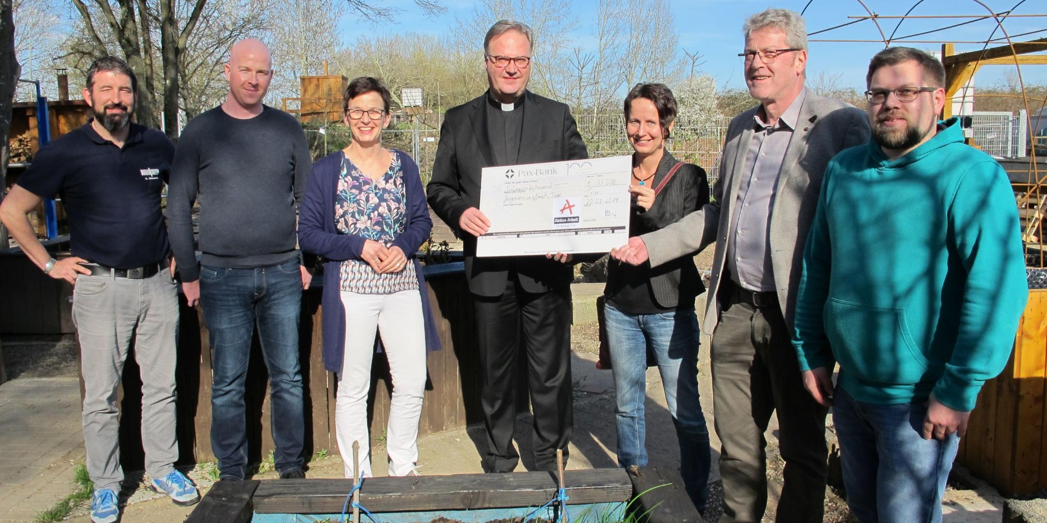 von links: Christian Glessner (Werkstattleiter), Maurice Settinger (Bürgerservice, Projektleiter Langzeitarbeitslosenprojekte), Andrea Steyven (Geschäftsführerin Aktion Arbeit), Domvikar Dr. Hans Günther Ullrich (Bischöflicher Beauftragter für die Aktion Arbeit), Monika Berger (Bürgerservice, Geschäftsleitung Arbeitsmarktdienstleistungen), Gregor Schäfer (Geschäftsführer des Bürgerservice), Ralf Müller (ehemaliger Teilnehmer, heute Mitarbeiter beim Bürgerservice)