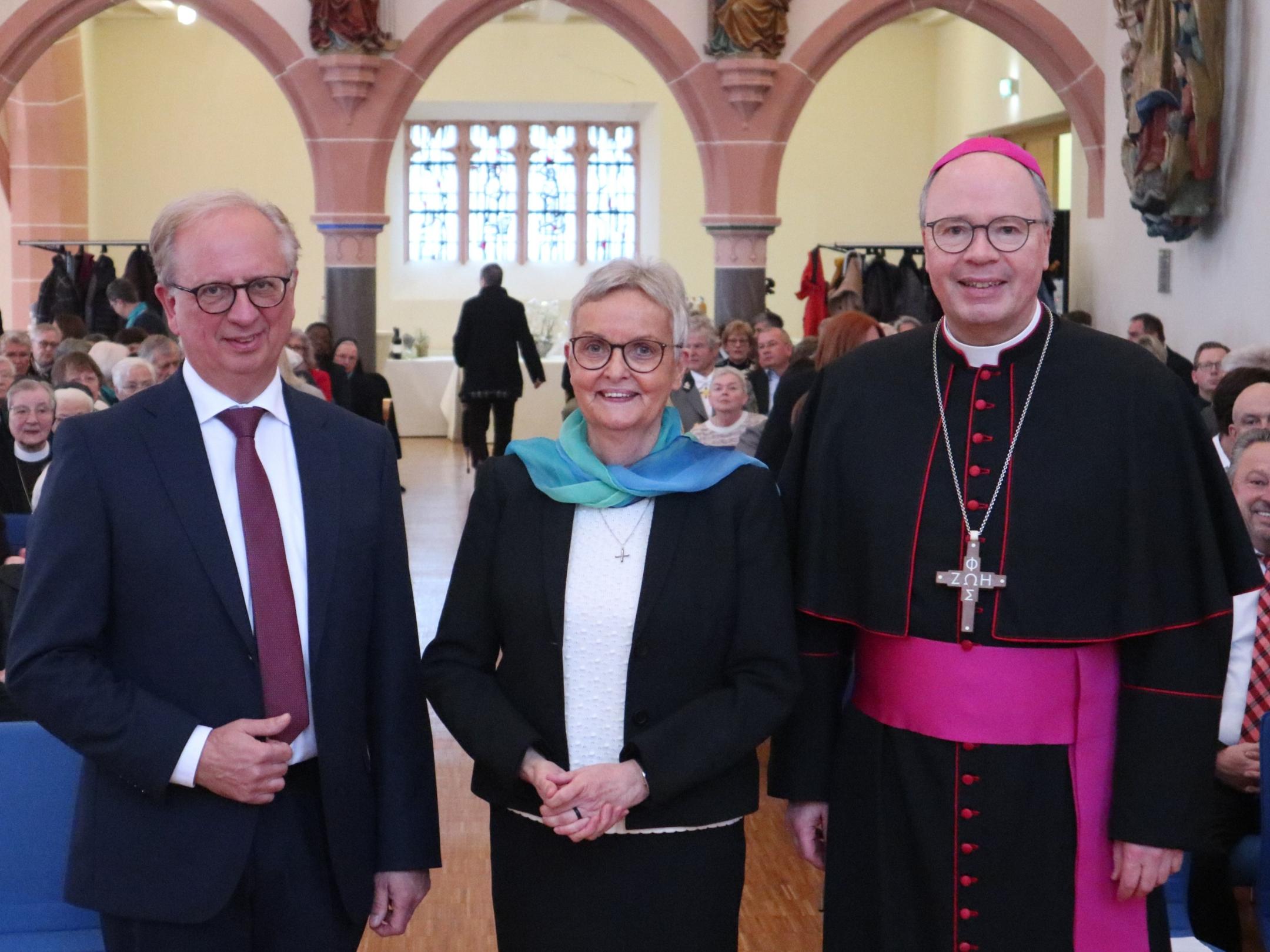 Der Trierer Bischof Dr. Stephan Ackermann (rechts) gratuliert der Generaloberin Schwester Edith-Maria Magar und Dr. Heinz-Jürgen Scheid, Vorsitzender des Vorstandes der Marienhaus Stiftung, zum Doppeljubiläum der Waldbreitbacher Franziskanerinnen. Foto: Bistum Trier/Julia Fröder