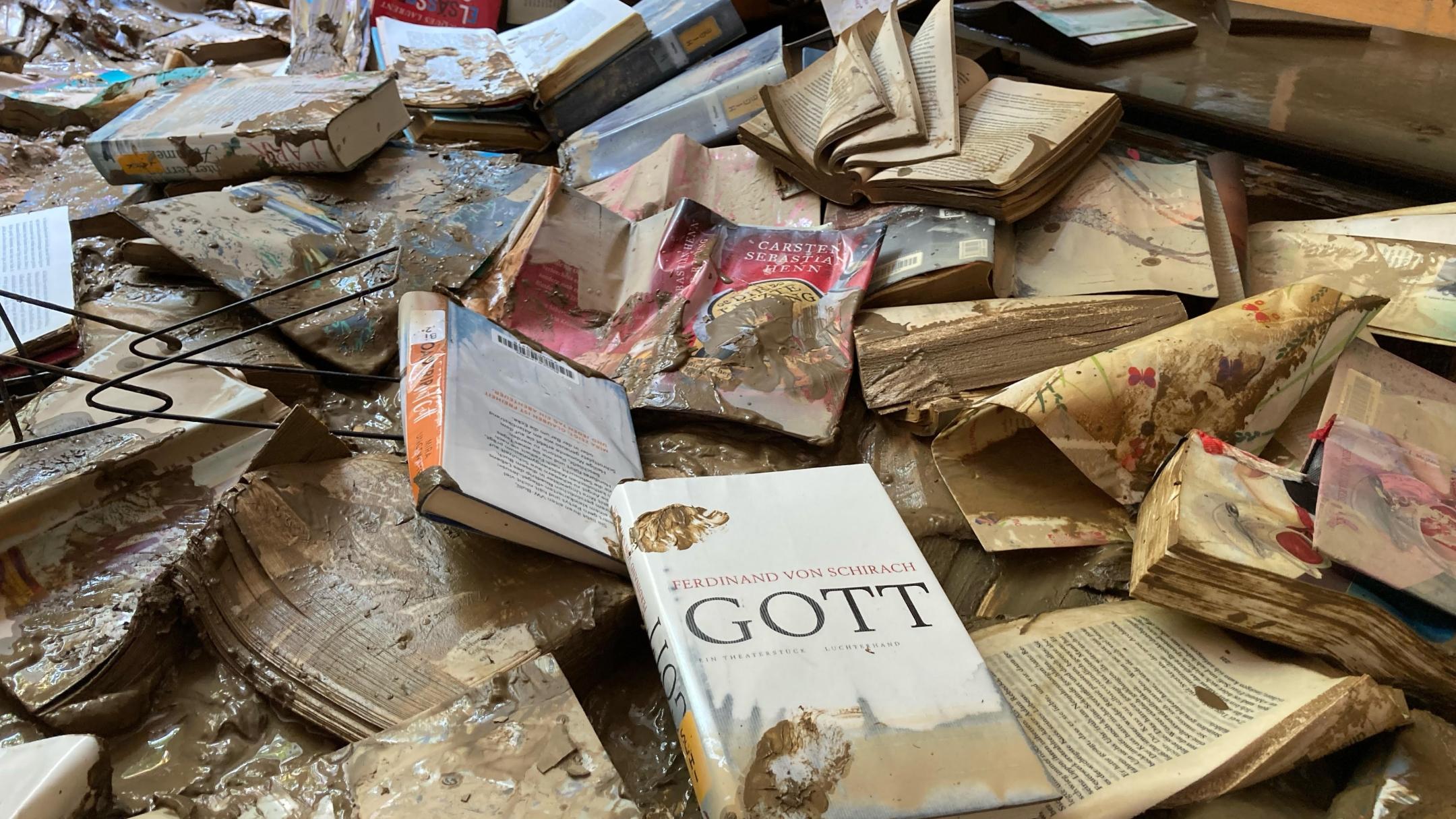 Mit Schlamm überzogene Bücher in der KÖB Ahrweiler. Foto: Bruder Antonius Joos