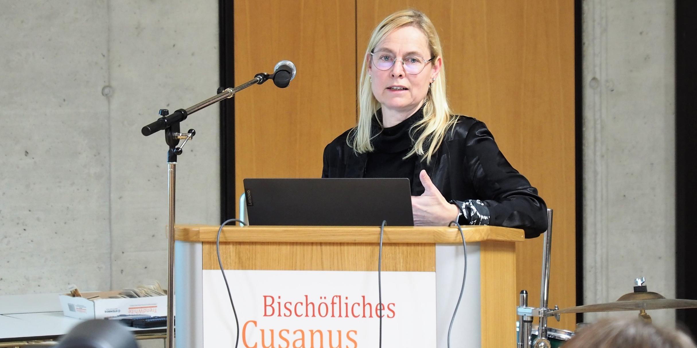 Dr. Anke Blöbaum referierte über „Psychologische Aspekte der sozial-ökologischen Transformation“. Foto: Stefan Endres