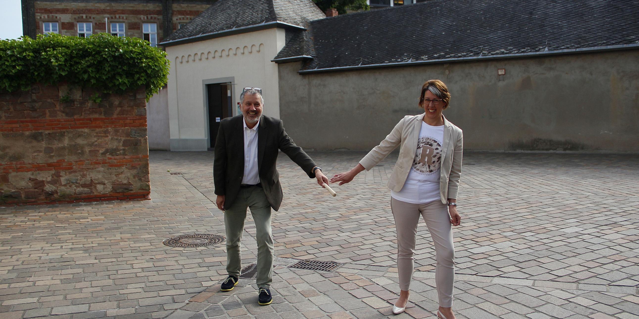 „Übergabe des Staffelstabs“ – Am 1. August übernimmt Dr. Kerstin Schmitz-Stuhlträger das Amt von Dirk Johann (Foto: I. Hülpes/Bistum Trier)