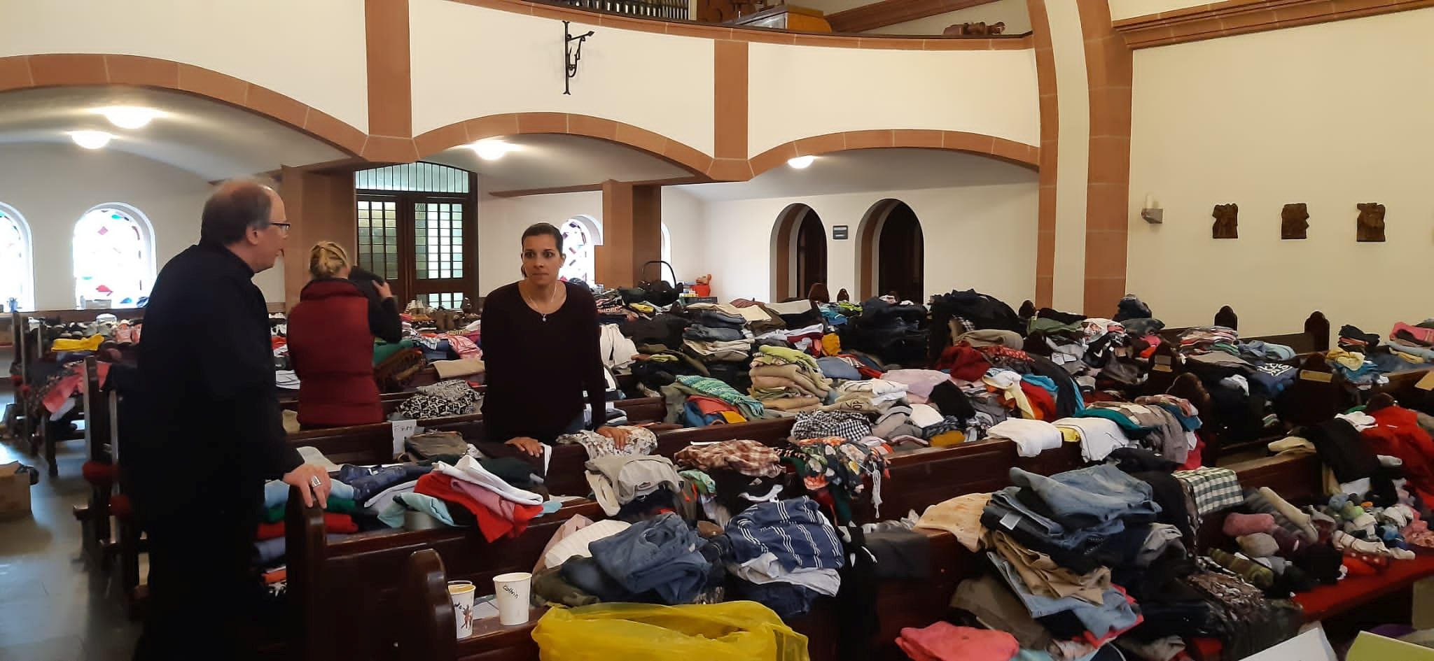 Die Hilfsbereitschaft ist groß; wie hier im Kleiderlager in der Kirche St. Gertrudis in Schuld. (Foto: Bistum Trier/M. Lutgen)