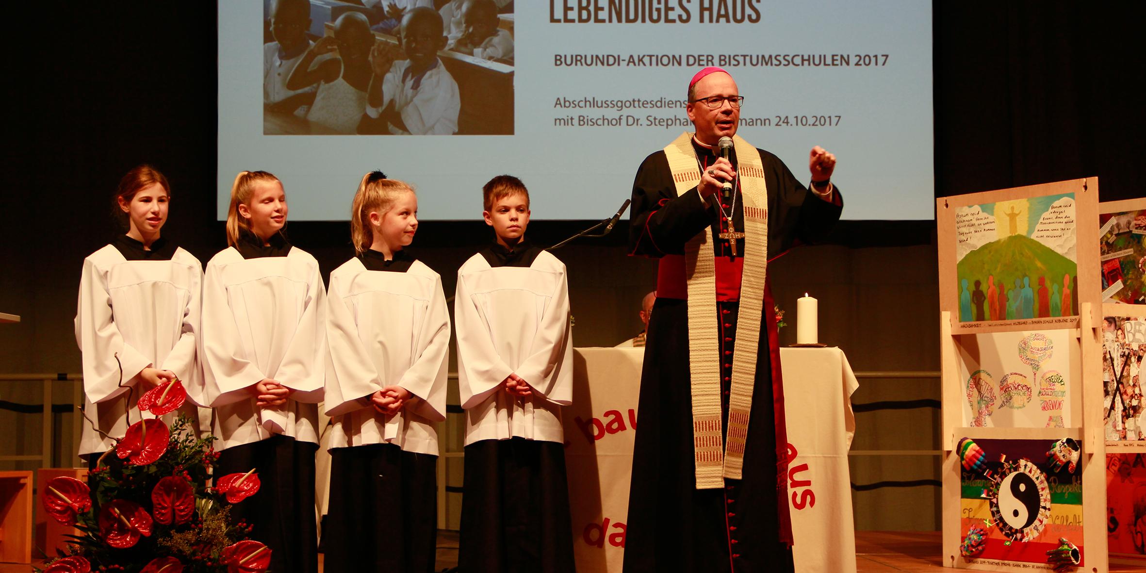 Bischof Ackermann lobte die Schülerinnen und Schüler für ihren Einsatz.