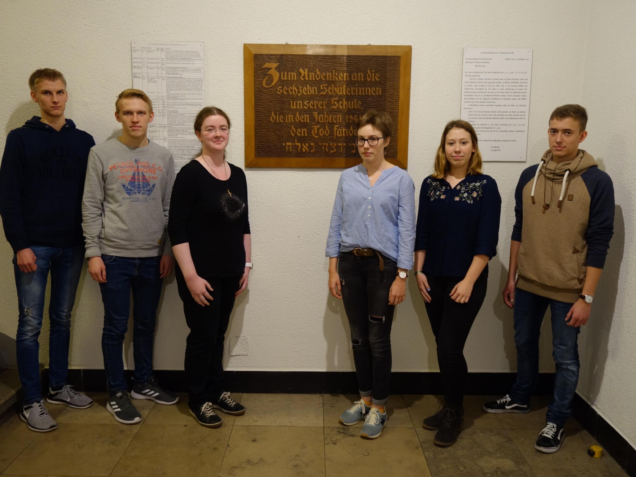 Einige Mitglieder der Projektgruppe vor der Gedenktafel.
