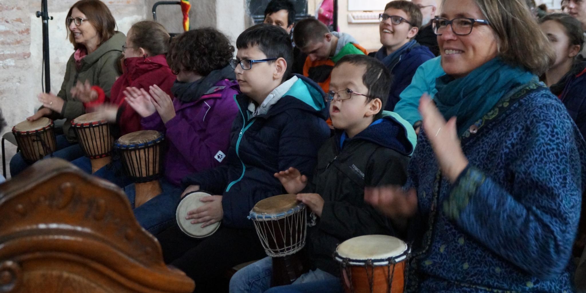 Schülerinnen und Schüler der Klasse M 3 von der Treverer Schulie in Trier bei der Reise ins Land der Farben