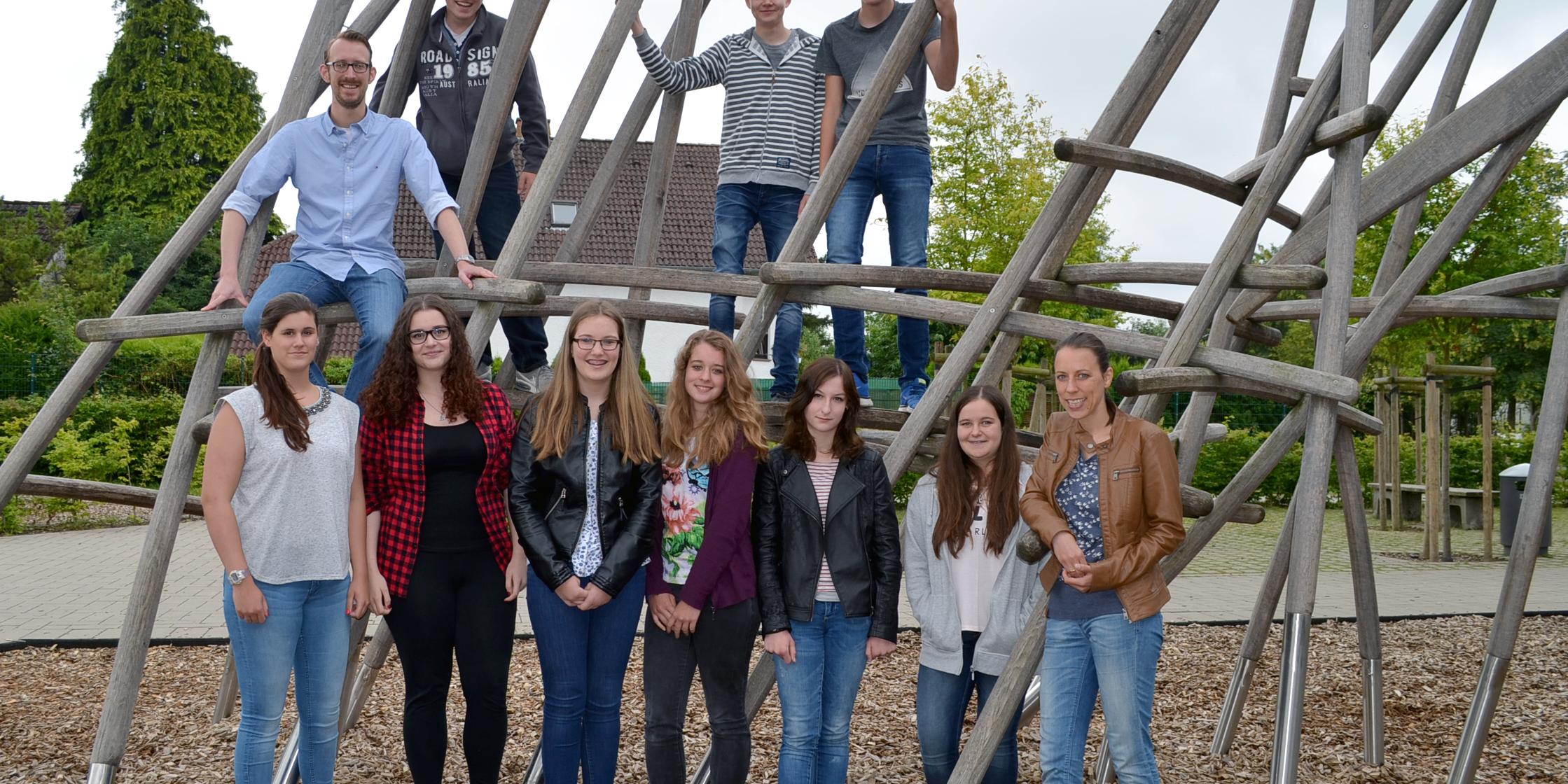 Die Schülerinnen und Schüler begleiten die Bistumswallfahrt nach Lourdes
