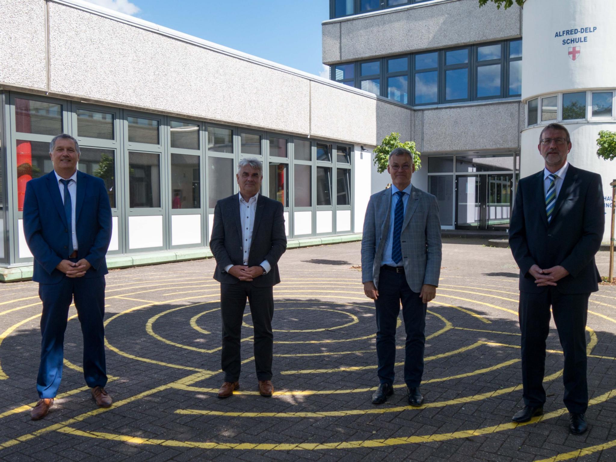 Albrecht Adam (2. v. li.), Dirk Johann (links) und Günter Graus (re.) verabschieden Matthias Schaal (2. v. re.) in den Ruhestand.