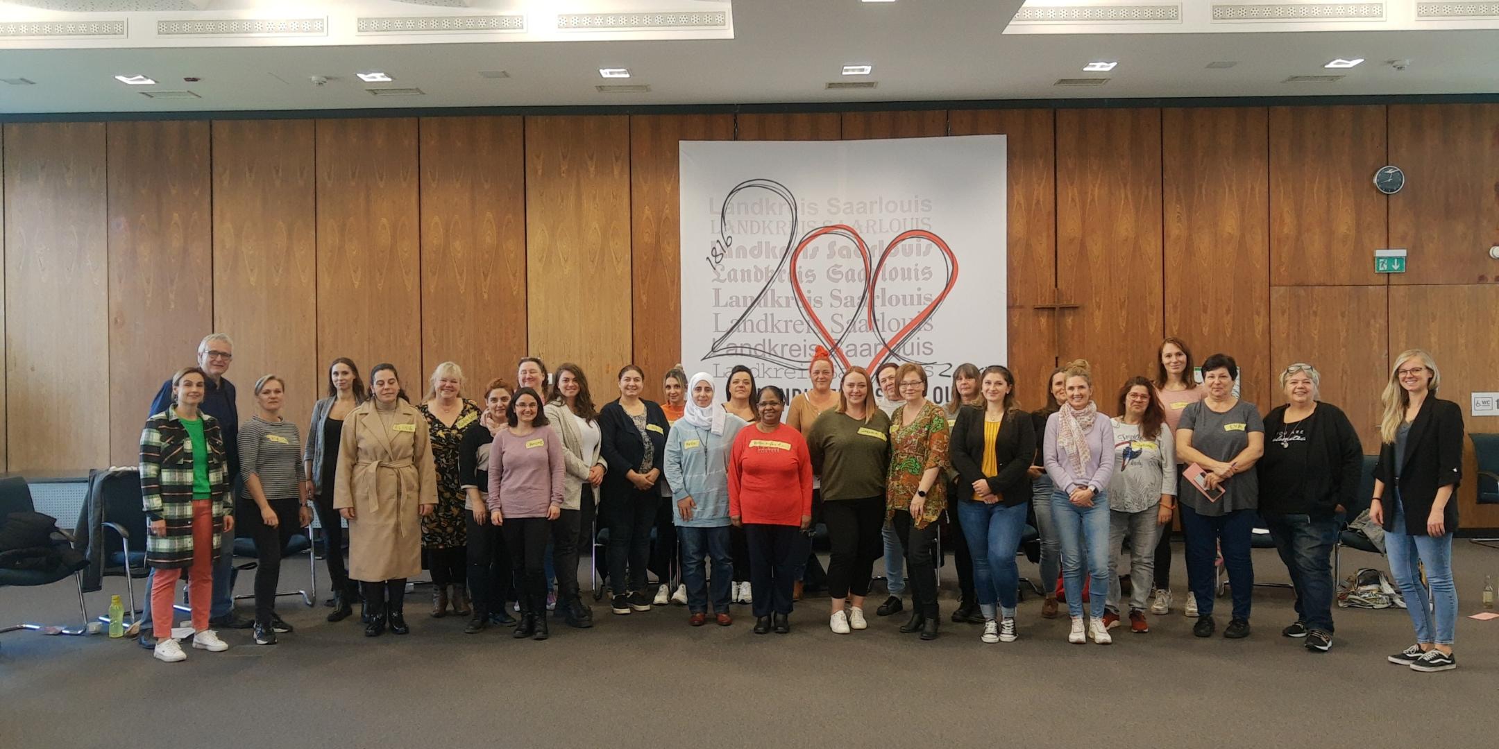 Tagespflegepersonen, Referentinnen und Referenten sowie Mitarbeiterinnen des Fachbereichs Kindertagespflege im Großen Sitzungssaal des Landratsamtes Saarlouis. Foto: Landkreis Saarlouis/Karin Gerstner