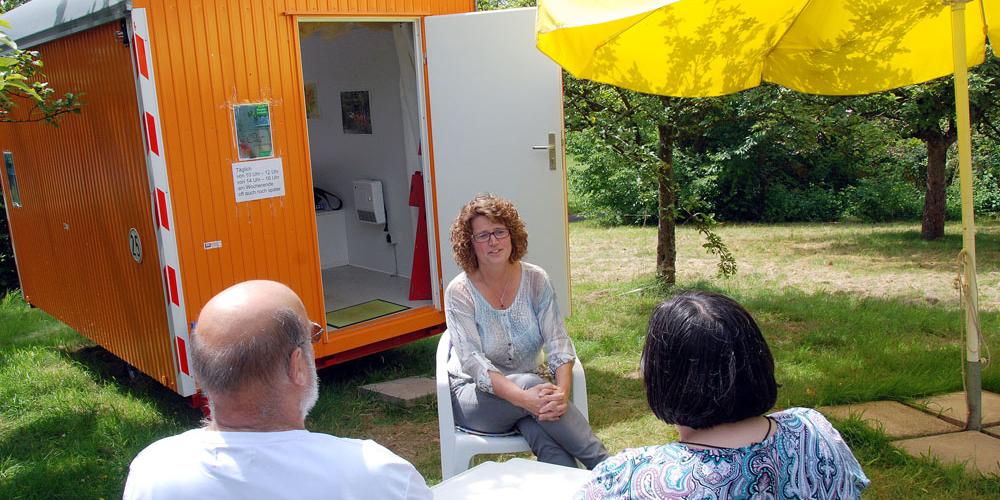 Anja Hanowski im Gespräch am Bauwagen