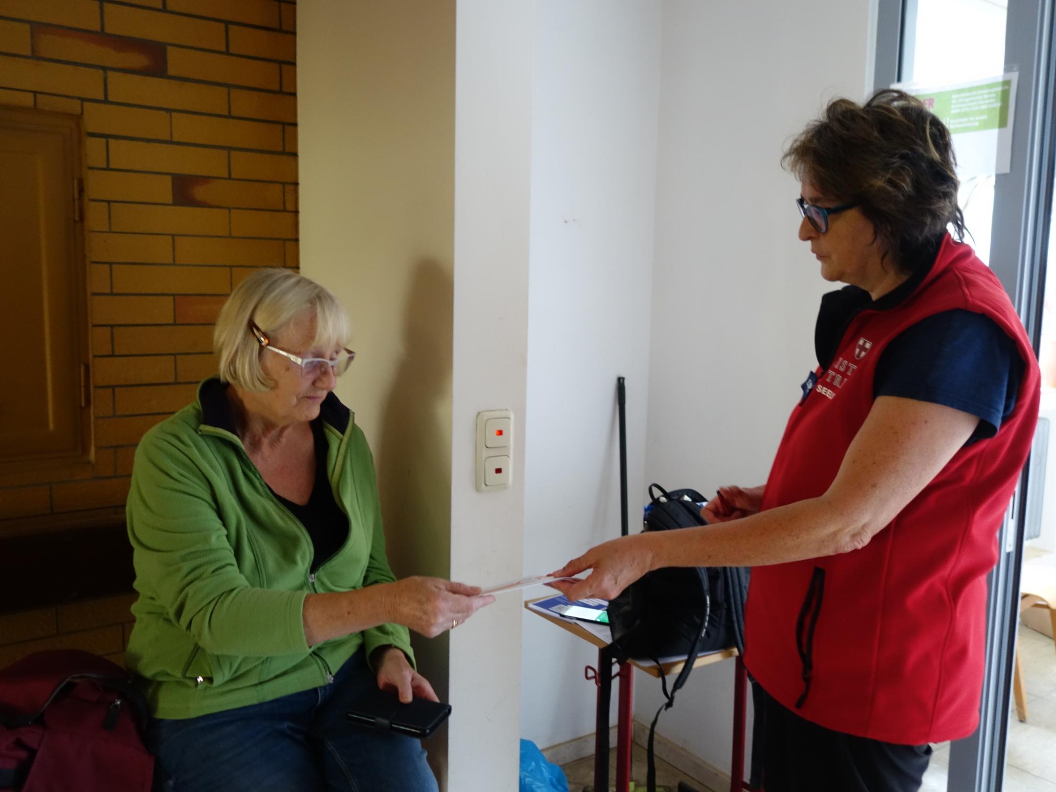 Vor dem provisorischem Bürgerbüro kann Esther Braun-Kinnen weiterhelfen.