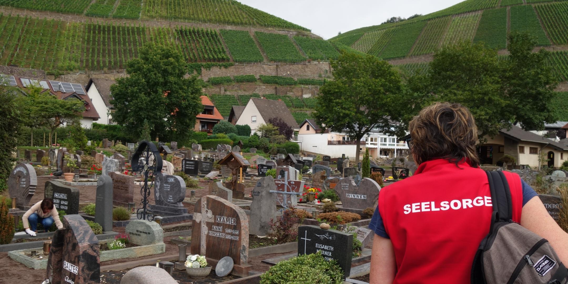 Auch den Dernauer Friedhof besucht die Seelsorgerin Esther Braun-Kinnen regelmäßig.
