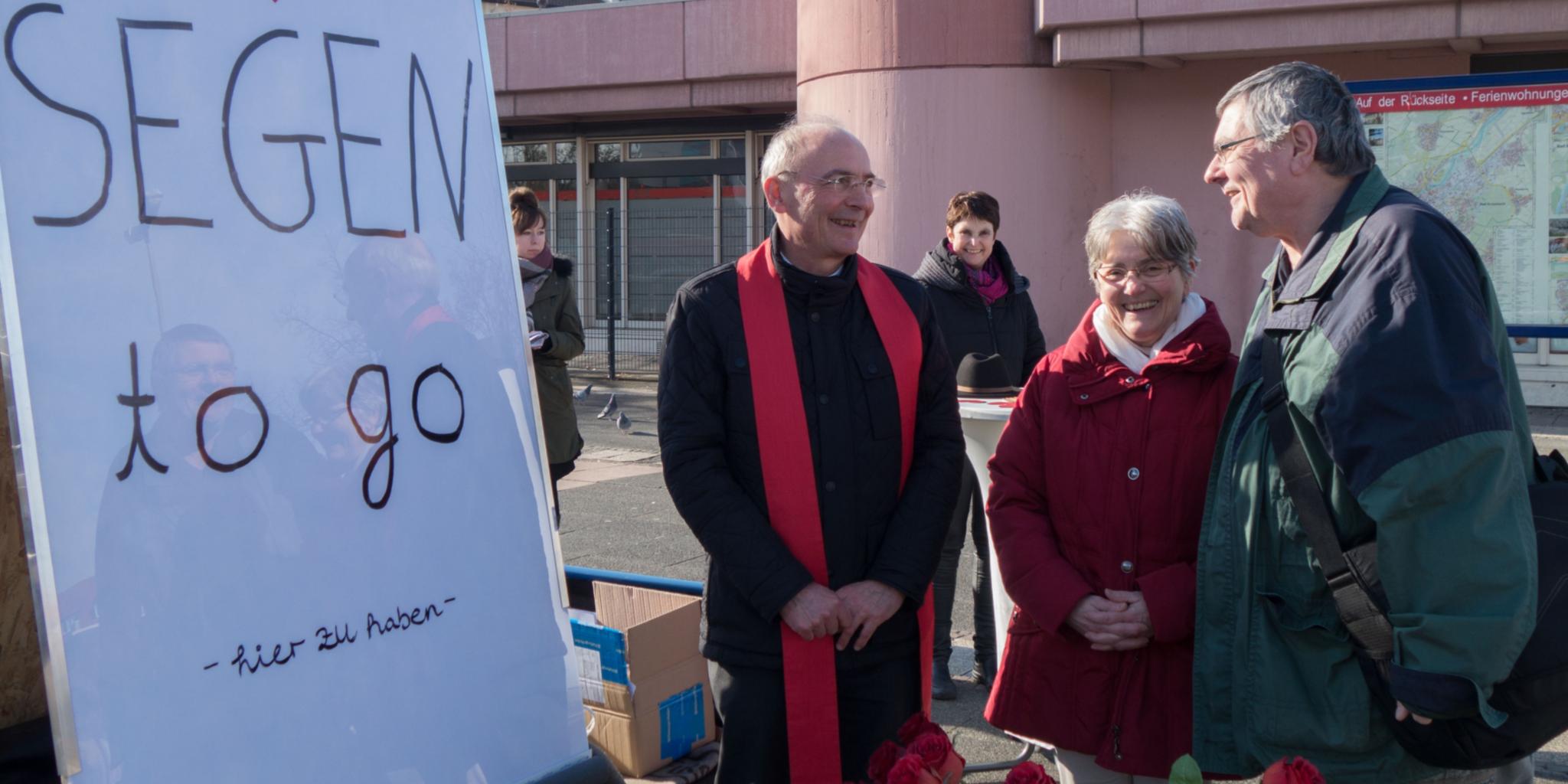 Cäcilia und Josef Brantzen ließen sich von Pfarrer Kneib (links) segnen.