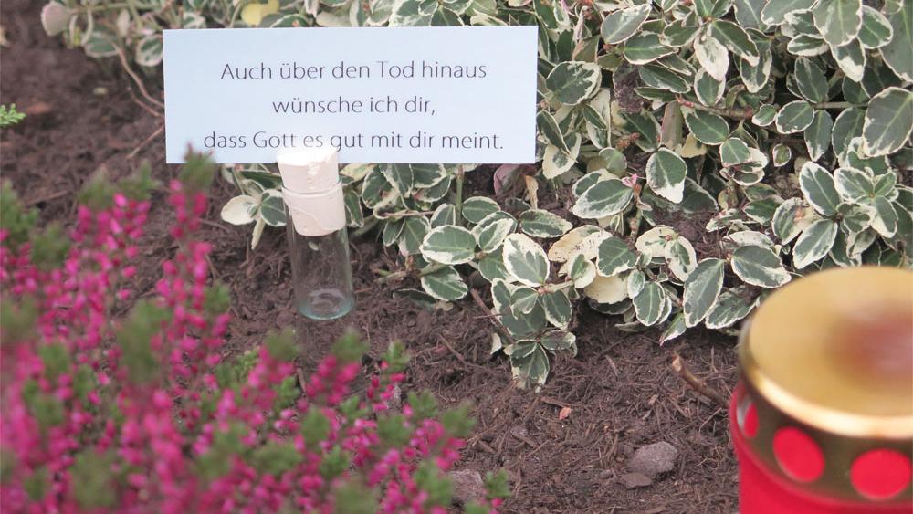 Einige Gemeinden stellen Weihwasser und Gebetszettel anlässlich Allerheiligen und Allerseelen zur Verfügung. Foto: Bistum Trier/Hans-Georg Schneider