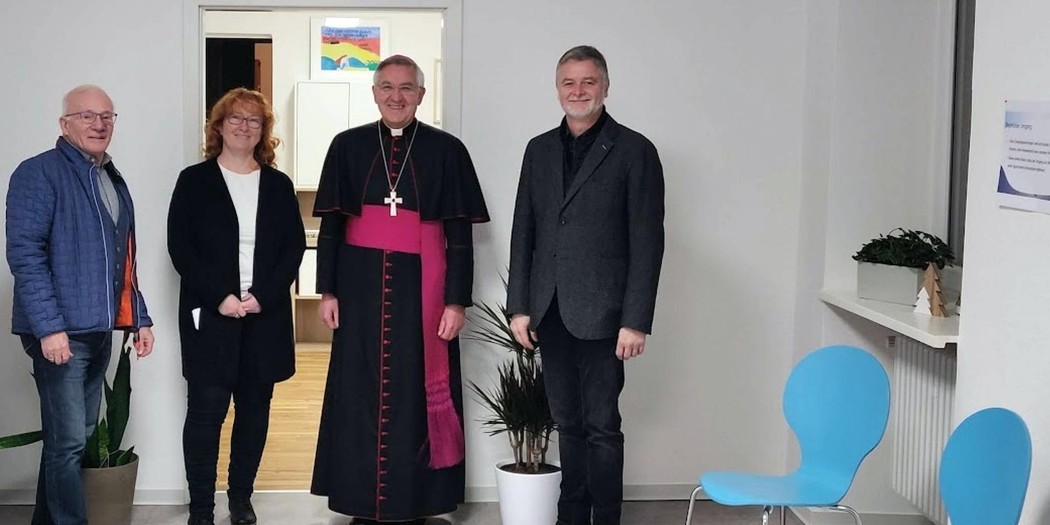Vorsitzender des Caritasverbands Rhein-Wied-Sieg Werner Hammes, Ulrike Proft, Fachteamleitung Ambulante Kinder-& Jugendhilfe, Weihbischof Franz Josef Gebert und Caritasdirektor Eberhard Köhler (v. links) bei der Einsegnung der neuen Räume der Jugendhilfe. Foto: privat